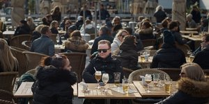 Σουηδία κόσμος πίνει καφέ στις πλατείες