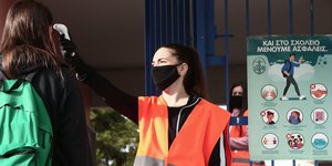 Θερμομέτρηση σε μαθήτρια έξω από το σχολείο