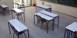 Θρανία σε απόσταση σε σχολική τάξη