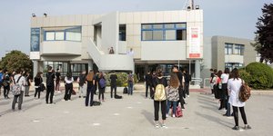 μαθητές και μαθήτριες σε σχολείο