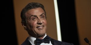 Ο Σιλβέστερ Σταλόνε με παπιγιόν χαμογελάει