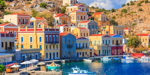 Ταξίδι στη Σύμη με τα πολύχρωμα σπίτια