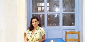 Η Θεοφανία Παπαθωμά στο καφενείο της σειράς «Άγριες Μέλισσες»