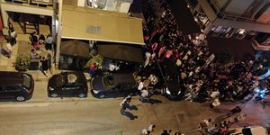 Κόσμος έξω από μπαρ στην Θεσσαλονίκη
