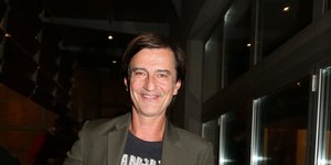 O Θοδωρής Κουτσογιαννόπουλος με σακάκι 