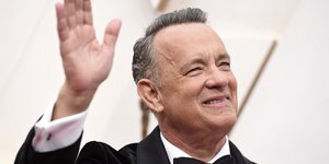 Τομ Χανκς χαιρετά