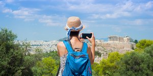 Τουρίστρια φωτογραφίζει την Ακρόπολη