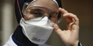 Τουρκάλα γιατρός με μάσκα