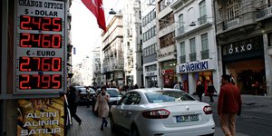 Κόσμος περπατά στην Τουρκία