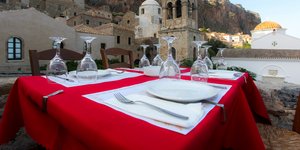 Τραπέζι στρωμένο στην Μονεμβασιά