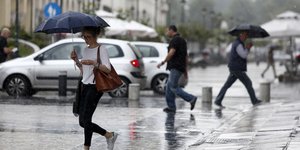με ομπρελα στη βροχη