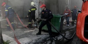 πυροσβεστες με μάνικα 