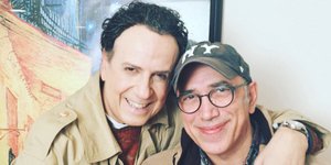 Ο ηθοποιός που υποδύεται τον Τρελαντώνη στο Καφέ της Χαράς, με τον Χάρη Ρώμα