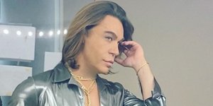 Ο Τρύφωνας Σαμαράς με ασημί πουκάμισο