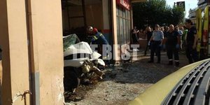  Πάτρα: Αυτοκίνητο «εισέβαλε» σε συνεργείο οχημάτων