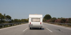 Τροχόσπιτο στο δρόμο
