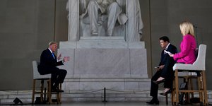 Ο Τραμπ παραχωρεί συνέντευξη μπροστά από το μνημείο του Λίνκολν