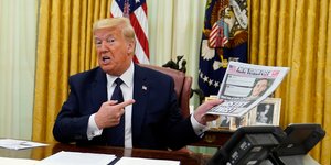 Ο Τραμπ δείχνει την New York Post στο γραφείο του