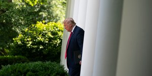 Ο Ντόναλντ Τραμπ βγαίνει από τον Λευκό Οίκο