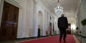 Ο Ντόναλντ Τραμπ  περπατά μόνος σε διάδρομο του Λευκού Οίκου
