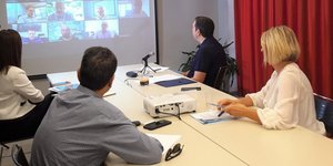 Τσίπρας και στελέχη του ΣΥΡΙΖΑ σε τηλεδιάσκεψη