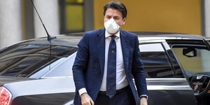 Ο Τζουζέπε Κόντε βγαίνει από αυτοκίνητο με μάσκα