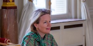 Η βασίλισσα Ματθίλδη του Βελγίου με εμπριμέ πουκάμισο