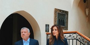 Η βασίλισσα Ράνια με μπλε σακάκι και λευκό παντελόνι