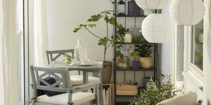 Εξωτερικός χώρος διαμερίσματος με τραπέζι, ραφιέρα, φωτιστικά