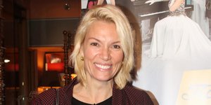 H Βίκυ Καγιά άβαφη με δερμάτινο παντελόνι