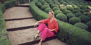 Η Βίκυ Καγιά με κοραλί πουκάμισο και φούξια παντελόνι 