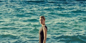 H Βίκυ Καγιά με μαύρο ολόσωμο μαγιό 