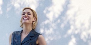 Η Βίκυ Καγιά με αμάνικο γιλέκο χαμογελά