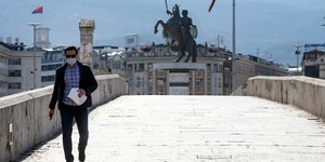 Περαστικός με μάσκα στη Βόρεια Μακεδονία