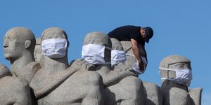 Εργάτης στην Βραζιλία βάζει μάσκες για κορωνοϊό σε αγάλματα
