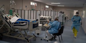 Γιατροί παρακολουθούν ασθενή στην Βραζιλία