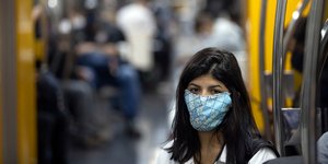 Γυναίκα σε μετρό στην Βραζιλία με μάσκα για τον κορωνοϊό