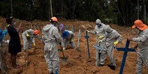 Ταφή νεκρών από κορωνοϊό στην Βραζιλία