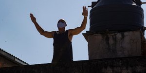 Βραζιλιάνος γυμνάζεται με μάσκα για τον κορωνοϊό