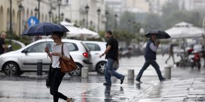 Κοπέλα με ομπρέλα στην βροχή
