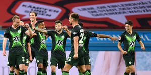 Οι παίκτες της Βόλφσμπουργκ πανηγυρίζουν