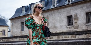 γυναίκα περπατά στο δρόμο με φόρεμα