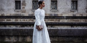 γυναίκα με λευκό φόρεμα