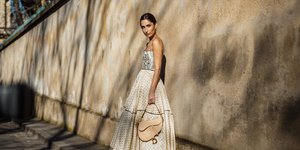 γυναίκα με φούστα στην εβδομάδα μόδας