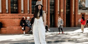 γυναίκα με σαλοπέτα και καπέλο