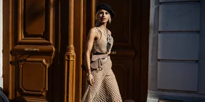 γυναίκα με φόρεμα και αξεσουάρ στην εβδομάδα μόδας