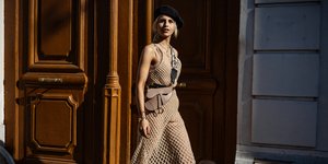 γυναίκα με φόρεμα και αξεσουάρ στην εβδομάδα μόδας