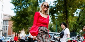 γυναίκα με κόκκινο τοπ στην εβδομάδα μόδας