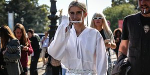 γυναίκα με λευκό πουκάμισο