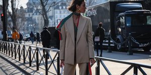 γυναίκα με κοστούμι